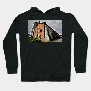 Orage sur l'église Hoodie